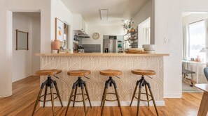 Kylskåp, mikrovågsugn, ugn och spishäll