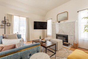 Televisión, chimenea, oficina