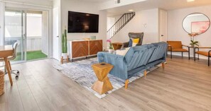 TV, offices - 3BR Townhouse in Prime Manhattan Beach Location (Manhattan Beach)