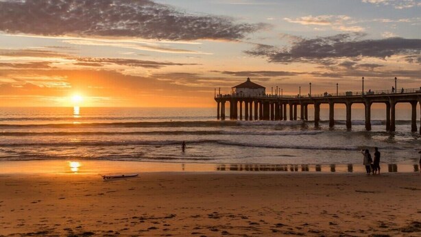 A pier extending into the ocean with a small building at the end. - 3BR Townhouse in Prime Manhattan Beach Location (Manhattan Beach)