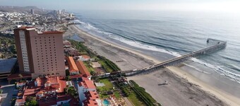 3-bedroom house in Playas de Rosarito with AC, WiFi 3 min walk to Papas&Beer