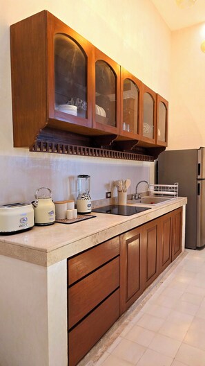 冷蔵庫、電子レンジ、コンロ、コーヒー / ティーメーカー