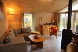 House | Living room - Ferienhaus mit Sauna im Ferienpark Mirow (Mirow)
