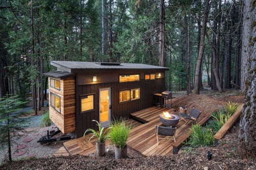 Tiny home in Nevada City with AC, WiFi