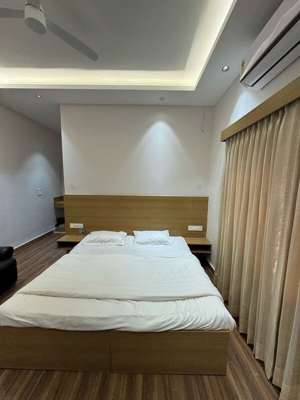 Deluxe Room | Desk, iron/ironing board, free WiFi, bed sheets - Hotel Clay Inn (Sohna)