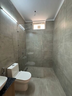 Towels, shampoo, toilet paper