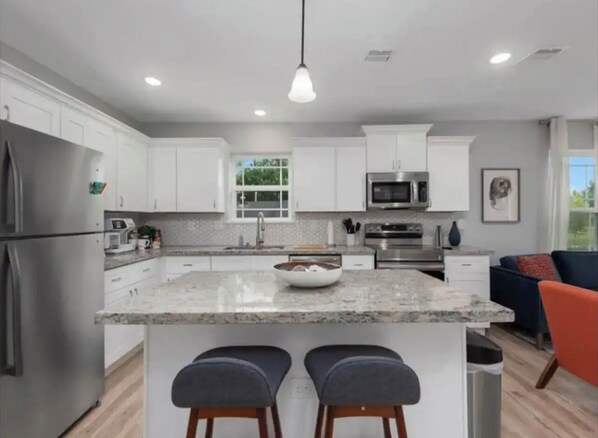 Private kitchen - Houston Hideaway: Tub Sanctuary (Houston)