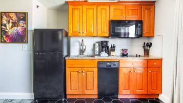 Réfrigérateur, micro-ondes, plaque de cuisson, lave-vaisselle