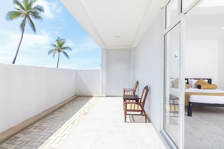 Habitación doble superior, balcón | Tabla de planchar con plancha y wifi gratis. Palazzo Beach Hikkaduwa