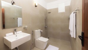 A modern bathroom with a sink, toilet, and shower. - Palazzo Beach Hikkaduwa (Hikkaduwa)