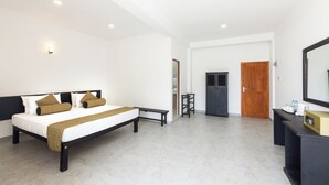 A modern bedroom with a large bed, a small desk, and a wardrobe. - Palazzo Beach Hikkaduwa (Hikkaduwa)