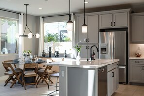 Geladeira, micro-ondas, fogão, cooktop