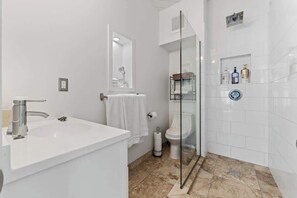 Doccia, asciugacapelli, asciugamani, shampoo