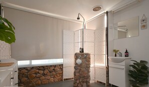 Regadera y papel de baño