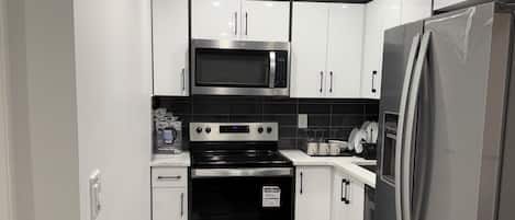 Kühlschrank, Mikrowelle, Ofen, Herdplatte