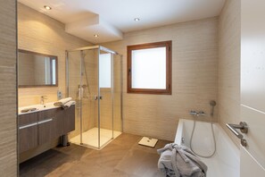 Maison Familiale, plusieurs chambres, cÎté montagne (Luxury Home in El Tarter, Andorra) | Salle de bain | Ensemble douche/baignoire, sÚche-cheveux, bidet, serviettes fournies