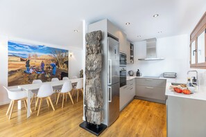 Een koelkast, een microgolfoven, een oven, een kookplaat