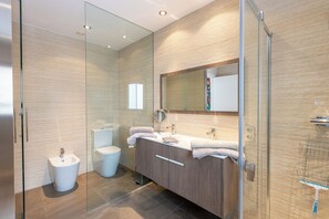 家庭独立别墅, 多间卧室, 山腰 (Luxury Home in El Tarter, Andorra) | 浴室 | 淋浴/盆浴组合、吹风机、坐浴桶、毛巾