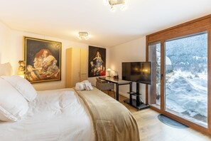 4 bedrooms, laptop workspace, iron/ironing board, free WiFi