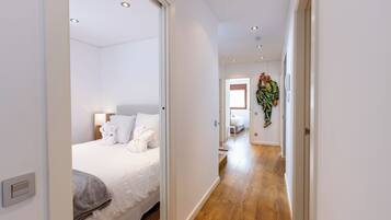 4 bedrooms, laptop workspace, iron/ironing board, free WiFi