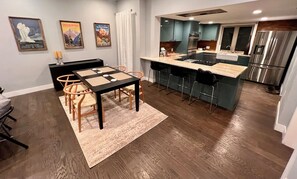 Dining - Five Points Home - Near RiNo/LoDo/Coors Field - BIG sun-drenched grassy backyard (Denver)