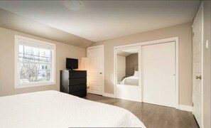 2 bedrooms, WiFi, bed sheets - Charming 2-bedroom house in nice Moncton with WiFi, AC (Moncton)