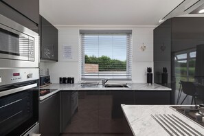 Kühlschrank, Mikrowelle, Ofen, Geschirrspüler