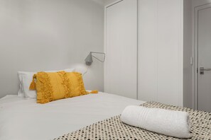 2 bedrooms, in-room safe, iron/ironing board, Internet