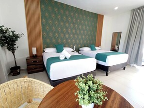 Comfort-Doppelzimmer, Klimaanlage, am Strand | Allergikerbettwaren, Daunenbettdecken, Zimmersafe, Verdunkelungsvorhänge