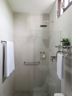 Family Suite | Bathroom | Shower, hair dryer, towels, soap - Punta Colibrí (Brisas de Zicatela)