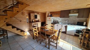 Réfrigérateur, four à micro-ondes, un four, lave-vaisselle