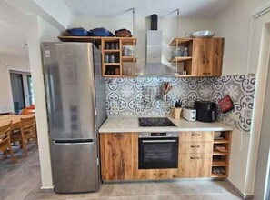 Frigorífico, horno, lavavajillas y cafetera o tetera