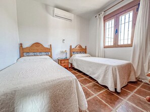 3 slaapkamers, een strijkplank/strijkijzer, internet, beddengoed