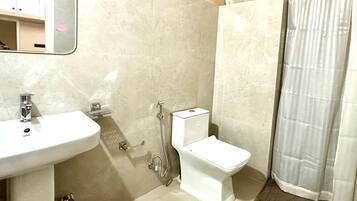 Apartamento, vista para o vale | Banheiro | Roupões de banho, toalhas de banho, sabonete, shampoo