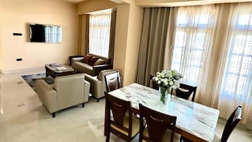 Departamento, vista al valle | Área de sala de estar | Smart TV de 55 pulgadas con canales por cable