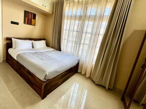 Departamento, vista a la ciudad | 3 habitaciones, escritorio y espacio para trabajar con laptop 