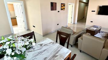 Leilighet, dalutsikt | Oppholdsområde | En 55-tommers smart-TV med kabel-kanaler