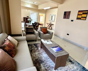 Căn hộ, quang cảnh thung lũng | Khu phòng khách | Smart TV 55-inch có truyền hình cáp