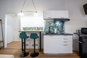 Een koelkast, een magnetron, een kookplaat, een waterkoker