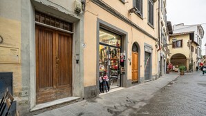 Una calle con una tienda que exhibe diversos artículos.