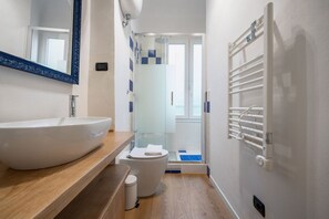 Een douche, een haardroger, handdoeken, toiletpapier