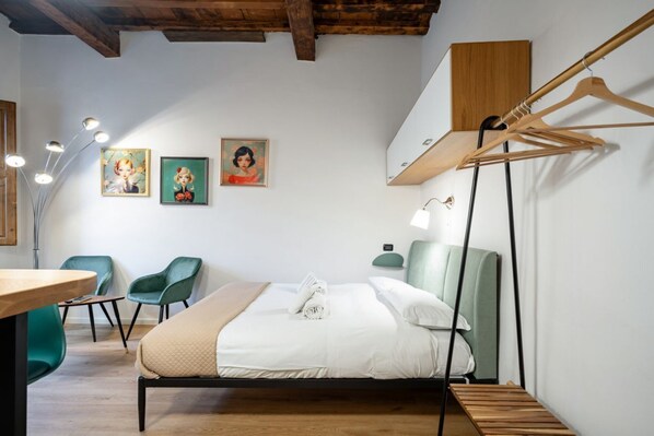 Iron/ironing board, WiFi, bed sheets