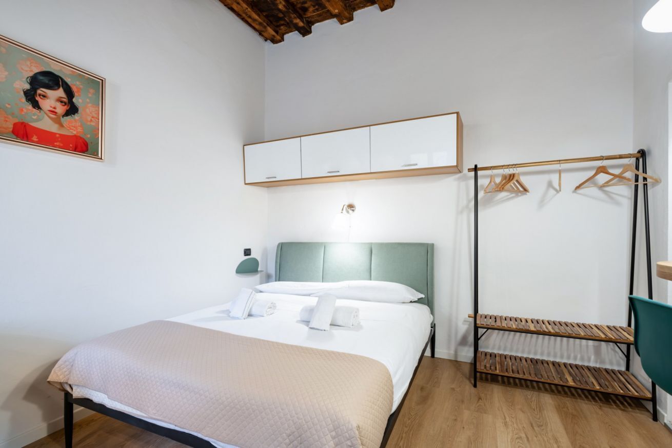 Planxa i posts de planxar, wifi i roba de llit 