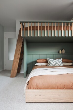 2 bedrooms, iron/ironing board, travel cot, free WiFi