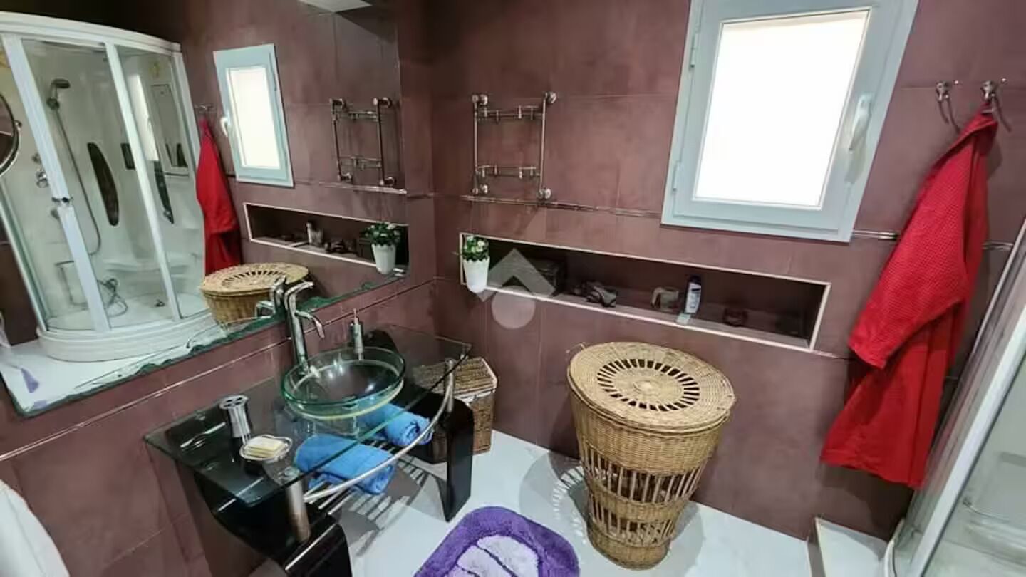 Dusch, hårtork och handdukar