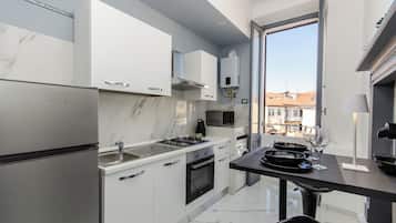 Apartment, Blick auf den Innenhof | Eigene Küche | Großer Kühlschrank, Mikrowelle, Ofen, Herdplatte