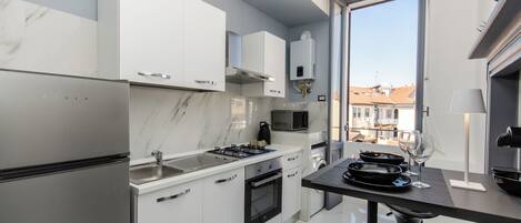 アパートメント コートヤードビュー | 専用キッチン | 大型冷蔵庫、電子レンジ、オーブン、コンロ