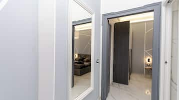 Apartment, Blick auf den Innenhof | Wohnbereich | 50-Zoll-Smart-TV mit Kabelempfang