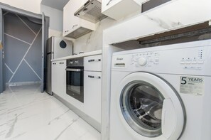 Apartment, Blick auf den Innenhof | Eigene Küche | Großer Kühlschrank, Mikrowelle, Ofen, Herdplatte