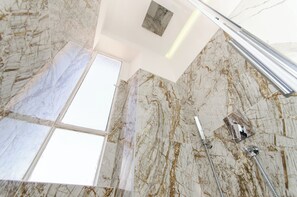 Apartamento, vista para o pátio | Banheiro | Chuveiro, produtos de toalete grátis, secador de cabelo 